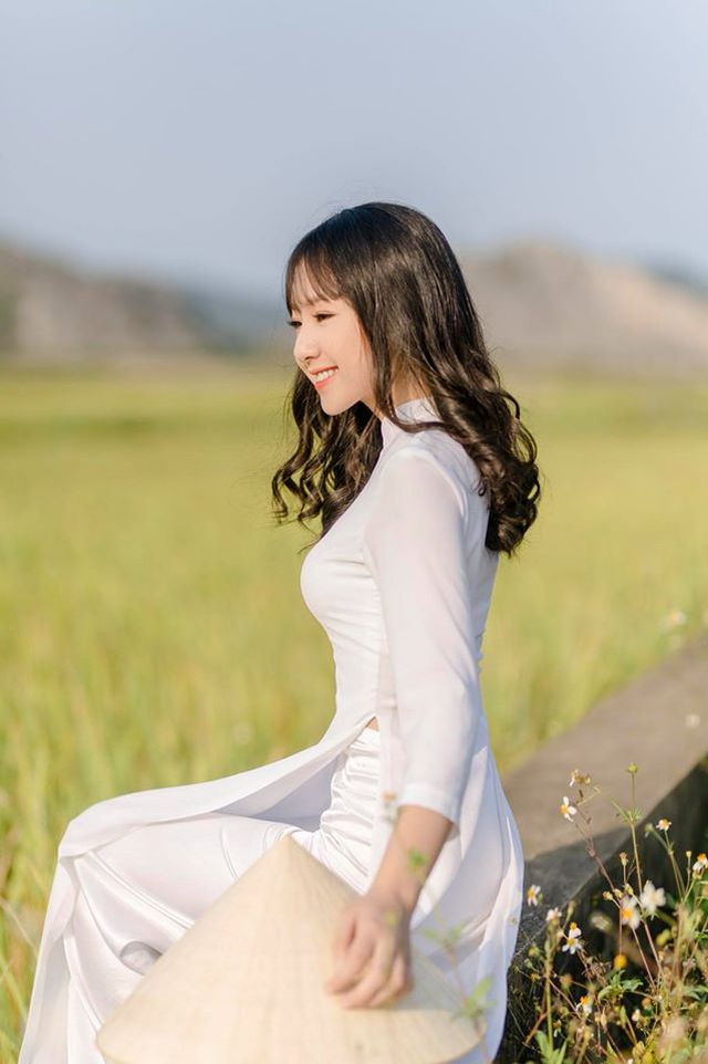 Hiền cho biết cô may mắn vì sinh ra tại "đất học" nên suốt 12 năm học đã không ngừng cố gắng để xứng danh là một người con xứ Nghệ. Cô bạn cũng vô cùng tự hào khi được học tập tại trường THPT Hoàng Mai, top 10 của tỉnh về thành tích học tập. Đây chính là nơi chuẩn bị cho Hiền hành trang vững vàng để bước vào đại học.