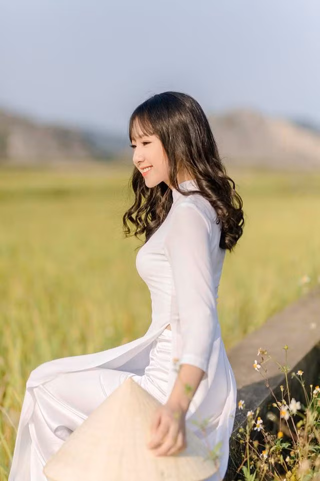 Hiền cho biết cô may mắn vì sinh ra tại "đất học" nên suốt 12 năm học đã không ngừng cố gắng để xứng danh là một người con xứ Nghệ. Cô bạn cũng vô cùng tự hào khi được học tập tại trường THPT Hoàng Mai, top 10 của tỉnh về thành tích học tập. Đây chính là nơi chuẩn bị cho Hiền hành trang vững vàng để bước vào đại học.