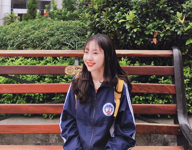 Vẻ ngoài xinh xắn khiến Lê Hiền sinh bén duyên với nghề mẫu ảnh. Hiện tại hot girl NEU được một số thương hiệu thời trang mời làm mẫu chụp quần áo. Đây cũng là mơ ước của cô nàng từ khi học phổ thông.