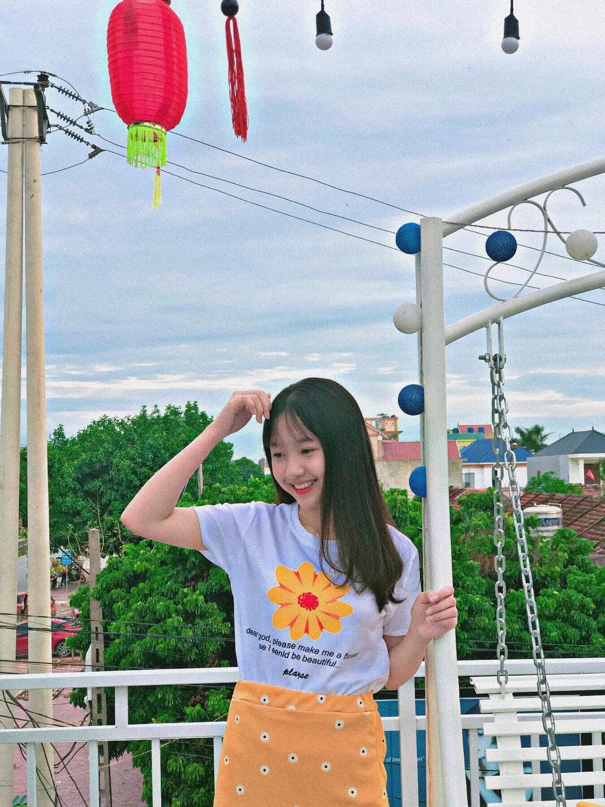 Môi trường đại học cũng giúp Hiền trút bỏ được sự ngại ngùng, mạnh dạn thử sức với nhiều hoạt động của trường. Tuy nhiên cô nàng chưa từng thử sức với bất kỳ cuộc thi nhan sắc nào. Với vốn kiến thức hiện tại, cô bạn cho biết bản thân vẫn chưa sẵn sàng.