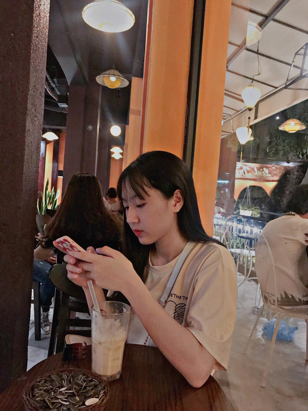 Cũng giống các sinh viên tỉnh lên Hà Nội học tập, hot girl NEU gặp những khó khăn nhất định. Đặc biệt, thời gian đầu khi chưa nói được giọng Bắc, cô nàng nói tiếng Nghệ An khiến các bạn không hiểu được. Ngoài ra việc cân bằng chi tiêu, thời gian biểu cũng là trở ngại những ngày mới lên đại học.