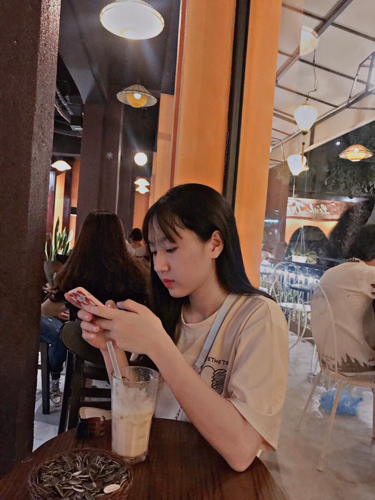 Cũng giống các sinh viên tỉnh lên Hà Nội học tập, hot girl NEU gặp những khó khăn nhất định. Đặc biệt, thời gian đầu khi chưa nói được giọng Bắc, cô nàng nói tiếng Nghệ An khiến các bạn không hiểu được. Ngoài ra việc cân bằng chi tiêu, thời gian biểu cũng là trở ngại những ngày mới lên đại học.