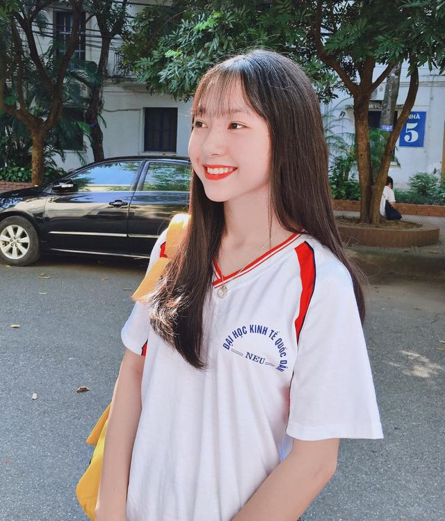 Mới đây, trên một diễn đàn có hơn 1 triệu người theo dõi chia sẻ bức ảnh vô cùng xinh đẹp, trong sáng của một nữ sinh Kinh tế Quốc dân gây được sự chú ý của cộng đồng mạng.
