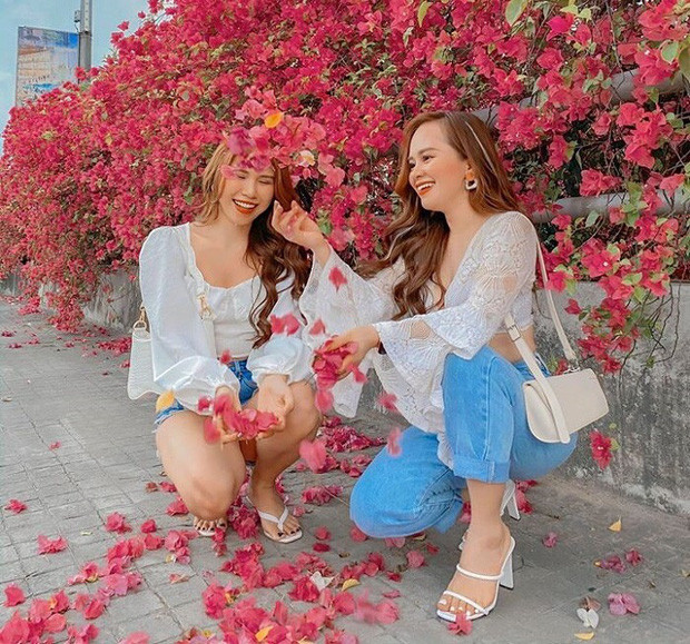 Một địa điểm để chụp ảnh hoa giấy mới hot gần đây đó là dọc Đại lộ Ecopark, cách trung tâm Hà Nội khoảng 15 km, chỉ cần đi qua cầu Chương Dương rồi rẽ phải. Nơi đây giàn hoa giấy được trải dài suốt chiều dài cây cầu, khiến cây cầu trở nên rực rỡ, thu hút biết bao bạn trẻ.