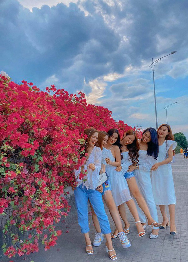 Nhóm bạn trẻ đã không ngại đường xa tới đây để cho ra đời những bộ hình cực hot trên MXH.