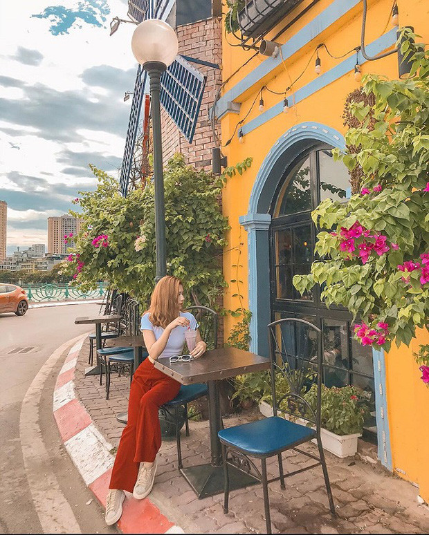 Giới trẻ Hà Nội đã nắm bắt cơ hội này và cùng nhau tìm đến những địa điểm có hoa giấy nở rộ để ghi lại khoảnh khắc "sống ảo".