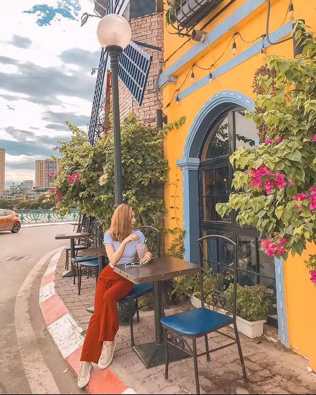 Giới trẻ Hà Nội đã nắm bắt cơ hội này và cùng nhau tìm đến những địa điểm có hoa giấy nở rộ để ghi lại khoảnh khắc "sống ảo".