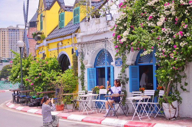 Hoa giấy ra hoa quanh năm nhưng đặc biệt nở nhiều vào mùa hè. Dường như, dưới cái nắng của mặt trời mùa hạ, từng chùm hoa lại càng thêm rực rỡ.