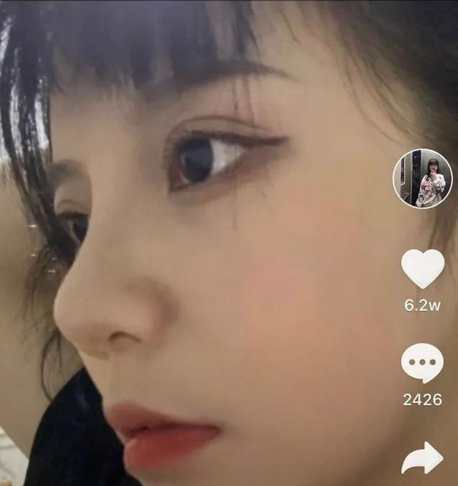 Góc nghiêng thần thánh của hot girl Vũ Hán khiến ai nấy đều phải "đứng hình mất 5 giây" vì quá hoàn hảo, các nét đều đẹp như vẽ.