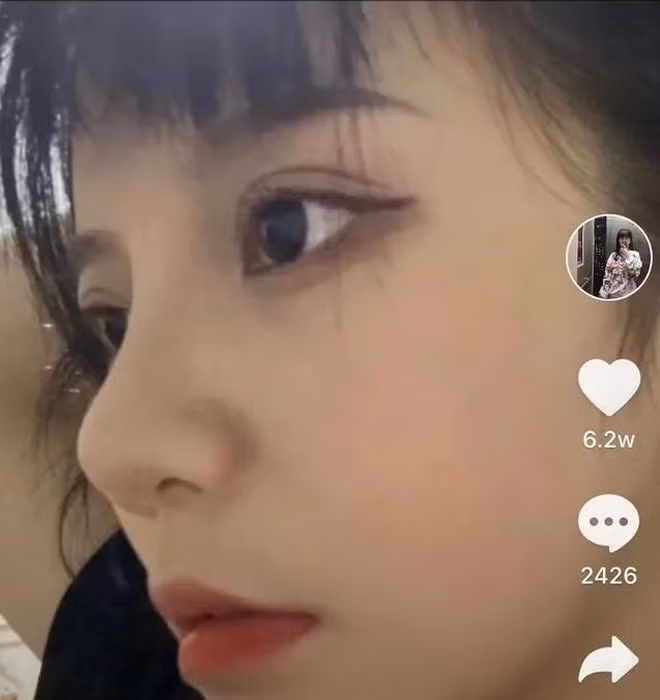 Góc nghiêng thần thánh của hot girl Vũ Hán khiến ai nấy đều phải "đứng hình mất 5 giây" vì quá hoàn hảo, các nét đều đẹp như vẽ.