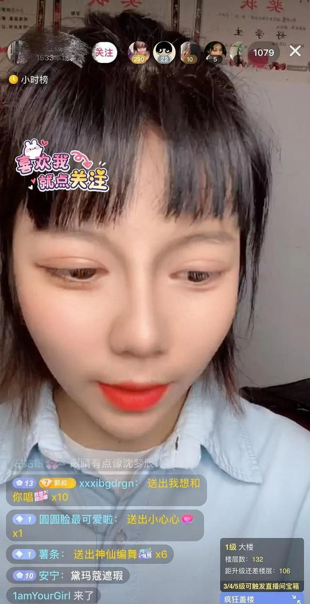 Mặc dù các đường nét trên khuôn mặt đều lộ rõ là sản phẩm của phẫu thuật thẩm mỹ nhưng cô nàng vẫn khăng khăng khẳng định bản thân đẹp tự nhiên, chưa từng dao kéo.