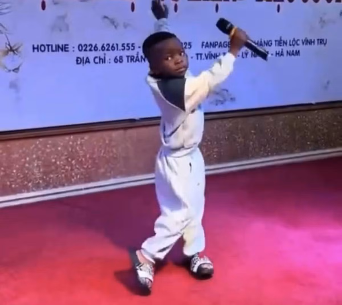 Biểu cảm khi cầm mic hát của Lôi khiến nhiều người không khỏi bật cười vì cậu chàng rất đắm chìm vào bài hát, cách phiêu theo nhạc cũng cực kỳ đáng yêu.