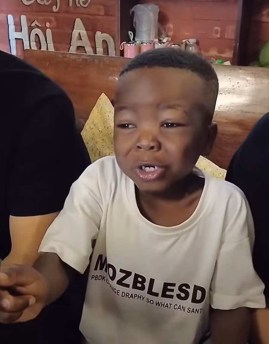 Lôi con với vẻ mặt hài hước.