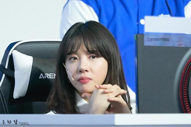  Kim Min-ah, người dẫn chương trình giải vô địch LMHT Hàn Quốc (LCK) nổi tiếng là "MC quốc dân" trong làng game, bất ngờ thông báo tạm ngừng công việc MC, không còn đồng hành cùng giải đấu LCK trong thời gian tới.