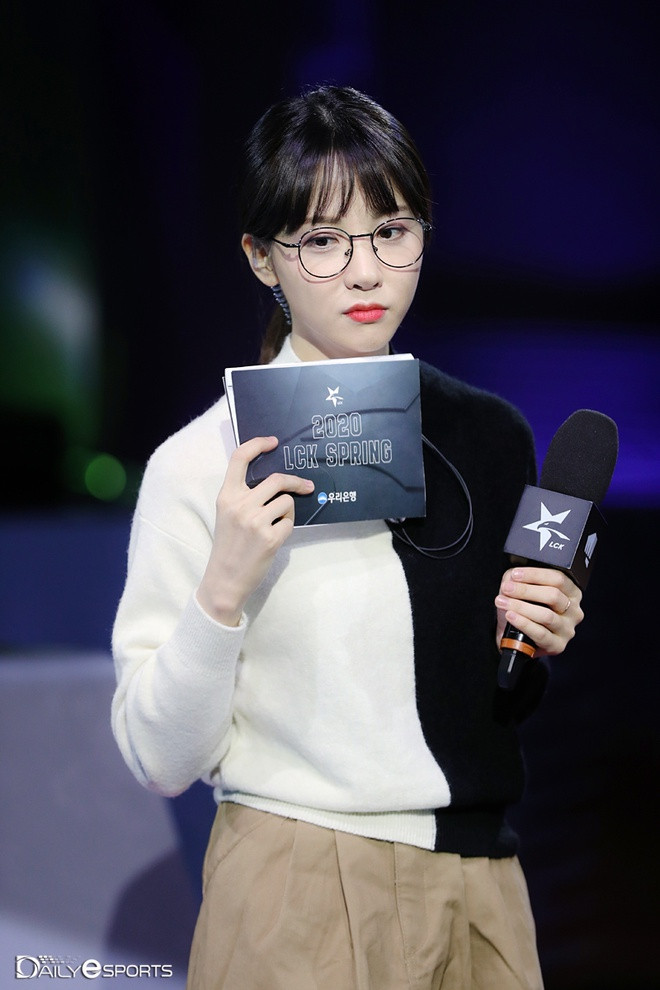 Trên trang cá nhân, Kim Min-ah cho biết lý do cô đưa ra quyết định này có liên quan đến bê bối cá nhân. Cụ thể, nữ MC đã có những bình luận nhạy cảm, mang nội dung "quấy rối trẻ vị thành niên" dưới một phóng sự được đăng tải trên kênh chính thức của Chính phủ Hàn Quốc.