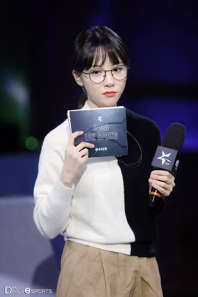 Trên trang cá nhân, Kim Min-ah cho biết lý do cô đưa ra quyết định này có liên quan đến bê bối cá nhân. Cụ thể, nữ MC đã có những bình luận nhạy cảm, mang nội dung "quấy rối trẻ vị thành niên" dưới một phóng sự được đăng tải trên kênh chính thức của Chính phủ Hàn Quốc.