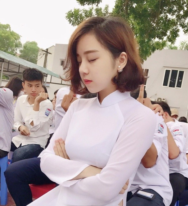 "Hot girl ngủ gật" là biệt danh nhiều người gọi Nhã Tiên (tên thật: Nguyễn Thủy Tiên, sinh năm 2000), khi bức ảnh ngủ gật giữa sân trường của cô lan truyền trên nhiều diễn đàn mạng năm 2018. Thời điểm đó, Nhã Tiên đang học lớp 12 tại THPT Mỹ Hào, Hưng Yên.