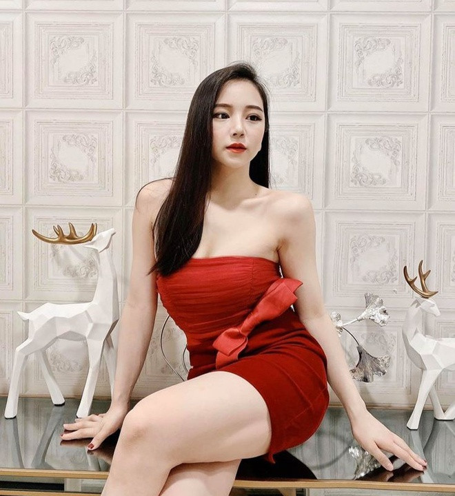 Tuy nhiên, Nhã Tiên nhanh chóng khiến người yêu mến mình thất vọng khi đăng hình mặc hở hang, khoe thân và có phát ngôn gây sốc. Khi theo đuổi sự nghiệp âm nhạc vào tháng 5/2019, cô bị nhiều người ném đá vì tuyên bố "sẽ thành công hơn Chi Pu nếu đi hát". Sau đó không lâu, cô lại bị nói dựa hơi khi cover bài hát Anh ơi ở lại của Chi Pu.