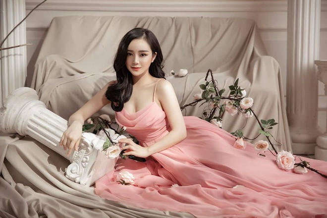 Cuối năm 2019, MV Em muốn cho anh xem này của Nhã Tiên bị gỡ bỏ vì có nội dung thô tục. Bản thân 10X cũng bị chỉ trích vì ăn mặc phản cảm, khoe da thịt và giọng hát yếu. Từ "hot girl ngủ gật", "hot girl World Cup" có bước đệm tốt, 10X Hưng Yên hiện là gương mặt gắn với thị phi và các phát ngôn gây sốc. Thậm chí, mạng xã hội còn xuất hiện nhiều diễn đàn, hội nhóm đòi tẩy chay, từ chối sự xuất hiện của 10X