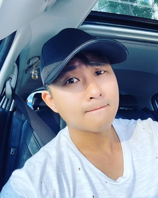 Harry Hưng cũng là "tay chơi" đúng nghĩa khi sở hữu loạt đồng hồ hàng hiệu, có cả siêu xe Porsche và cả BMW tiền tỷ.