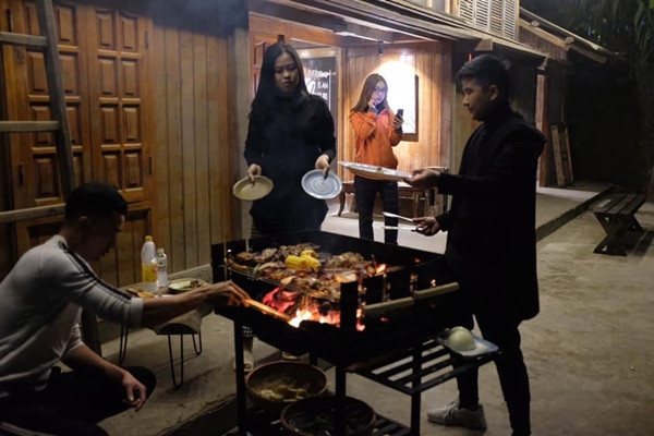 Nhật Lê và tình mới xuất hiện trong tấm hình đi chơi xa với nhau cùng bạn bè.