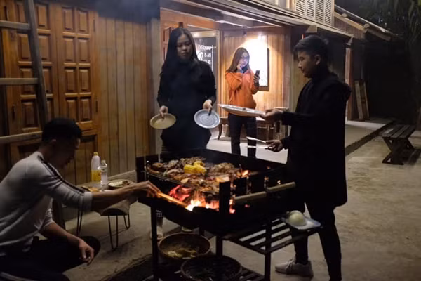 Nhật Lê và tình mới xuất hiện trong tấm hình đi chơi xa với nhau cùng bạn bè.