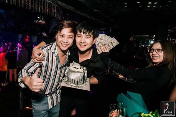 Tin tức lan truyền chưa được bao lâu thì những bức hình bạn gái cũ Quang Hải và Harry Hưng vui chơi trong quán bar cùng với bạn bè lại tiếp tục xuất hiện thu hút sự quan tâm đặc biệt của người hâm mộ.