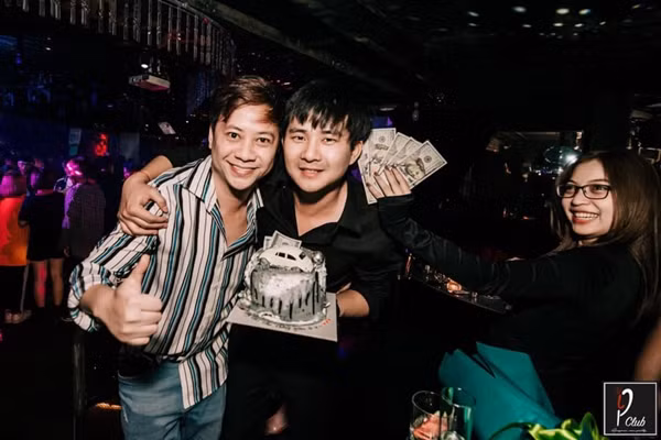 Tin tức lan truyền chưa được bao lâu thì những bức hình bạn gái cũ Quang Hải và Harry Hưng vui chơi trong quán bar cùng với bạn bè lại tiếp tục xuất hiện thu hút sự quan tâm đặc biệt của người hâm mộ.