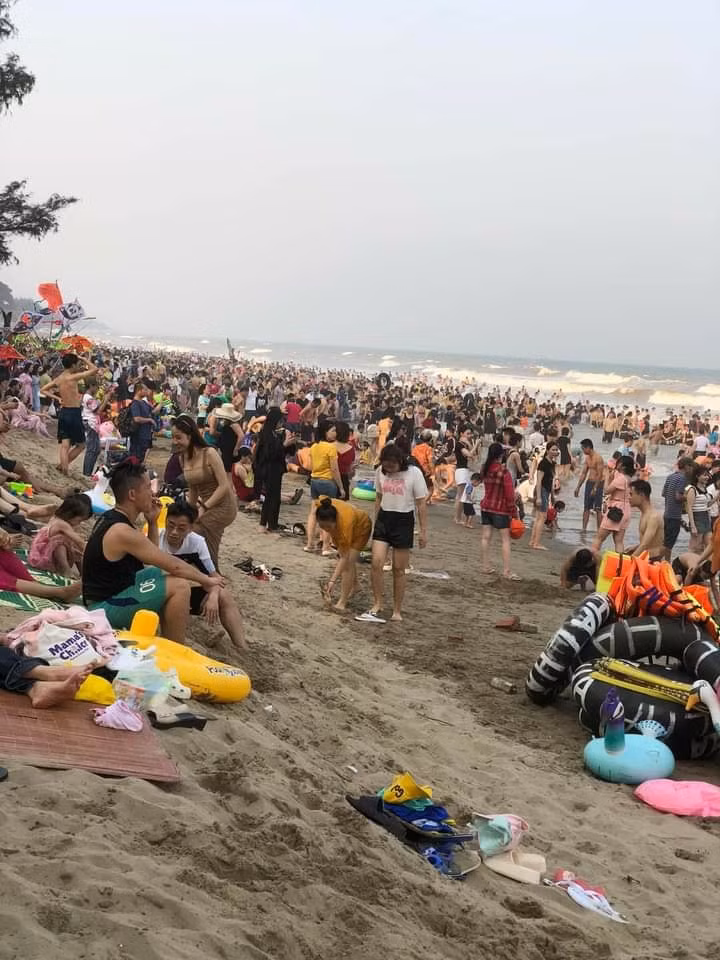 Dịp lễ năm nay được nghỉ 5 ngày liền nhau, chính thế nhiều gia đình đã rủ nhau đi du lịch, xả hơi, khiến tình hình ở nhiều địa điểm đông hơn những năm ngoái.