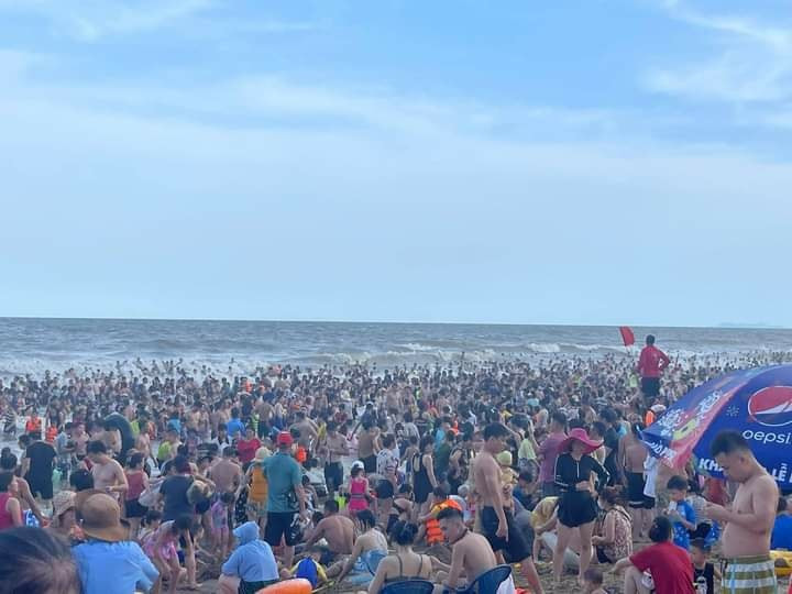 Bức ảnh gần như chỉ thấy người và người.