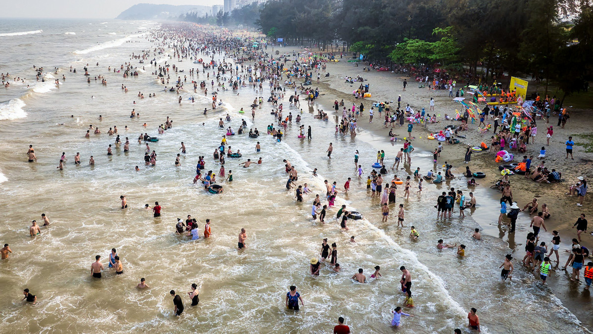 Các bãi biển được du khách lựa chọn nhiều hơn cả vì thời tiết nắng nóng.