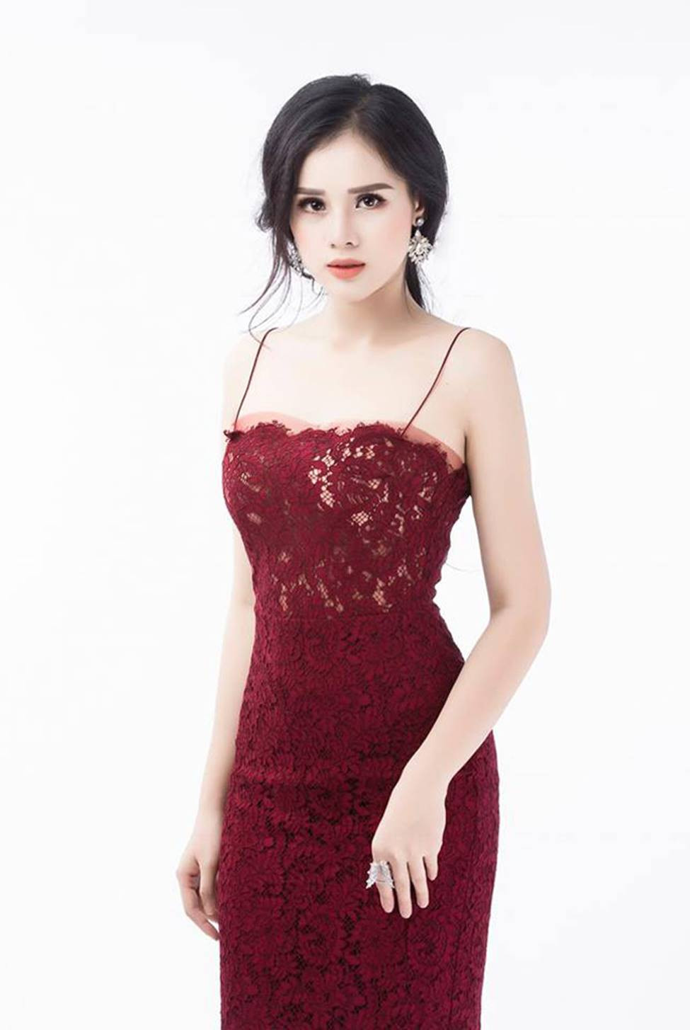 Huyền Trang (SN 1996) được biết đến với danh xưng "bạn gái Trọng Đại", cô nàng từng tham gia 6 cuộc thi sắc đẹp từ khi còn là sinh viên. Sau khi bị loại khỏi vòng sơ khảo cuộc thi Miss World Vietnam 2019, hot girl tuyên bố sẽ không tham dự bất kỳ đấu trường nhan sắc nào nữa mà tập trung vào kinh doanh.