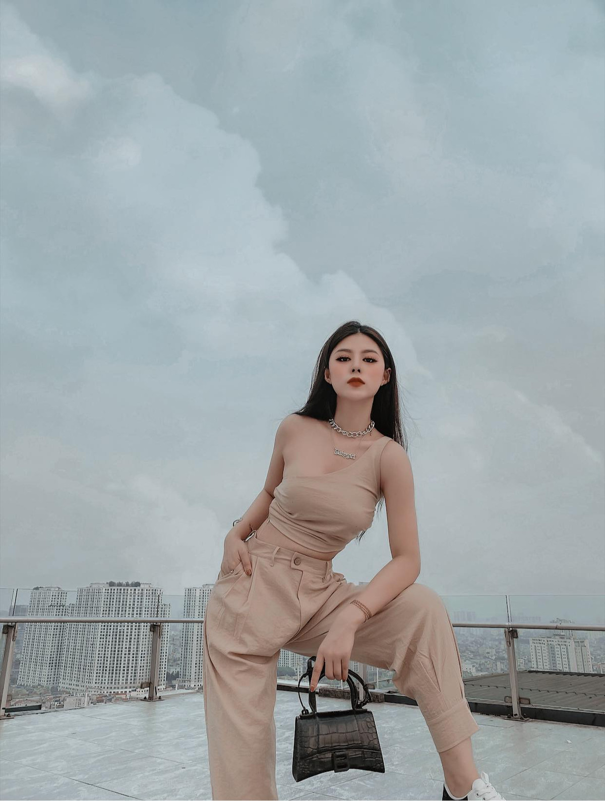 Hot girl này từng nổi danh với hình ảnh cô gái xinh xắn khoe dáng bên chiếc mô tô đỏ hầm hố gây sốt cộng đồng mạng.