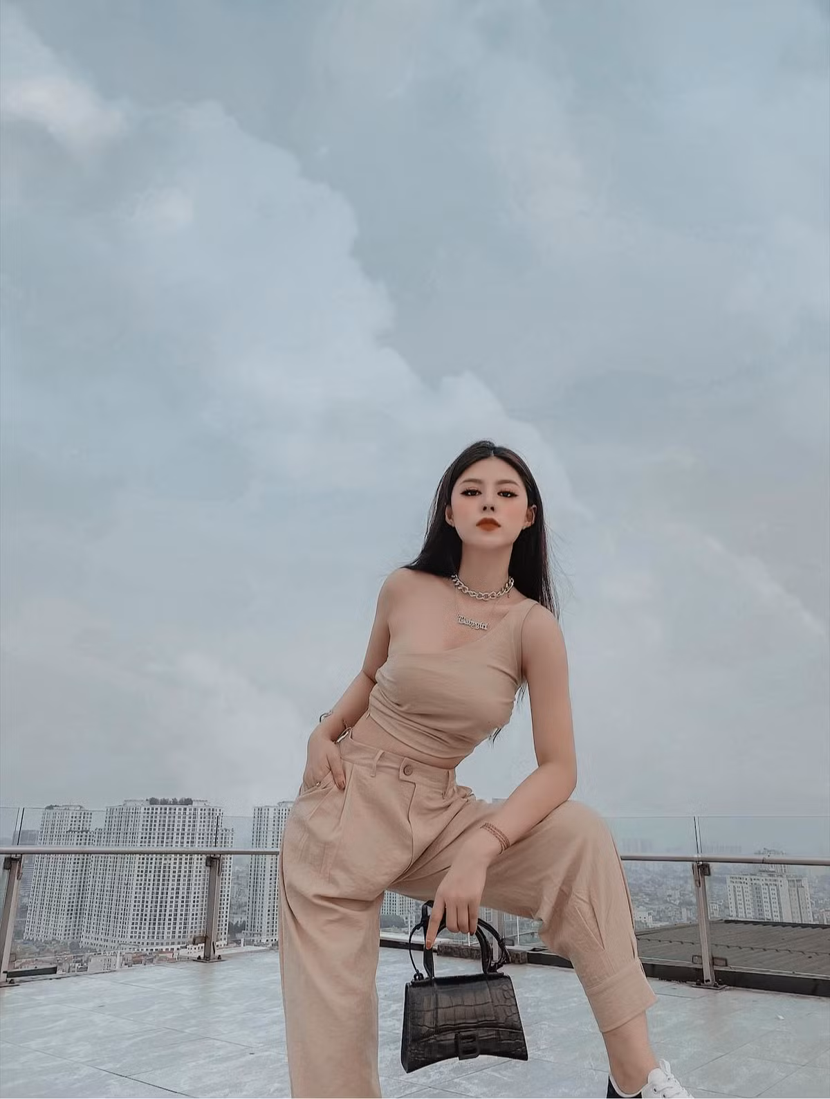 Hot girl này từng nổi danh với hình ảnh cô gái xinh xắn khoe dáng bên chiếc mô tô đỏ hầm hố gây sốt cộng đồng mạng.