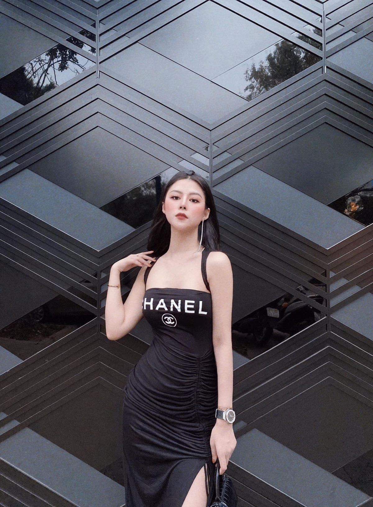 Không chỉ được biết đến với sắc vóc tuyệt đẹp, hot girl còn thu hút rất nhiều lượt theo dõi trên các trang cá nhân vì thường đăng tải hình ảnh du lịch sang chảnh.