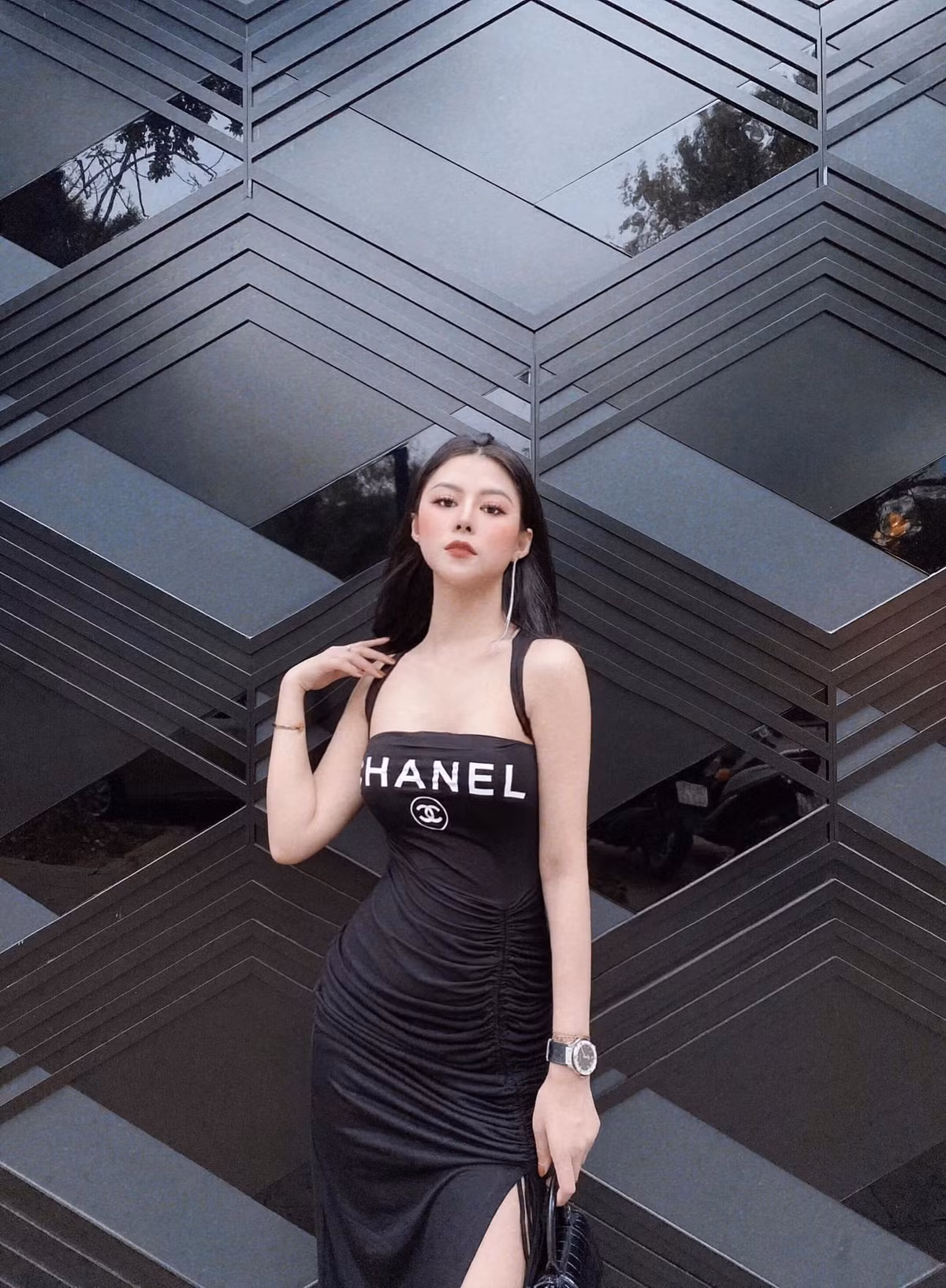 Không chỉ được biết đến với sắc vóc tuyệt đẹp, hot girl còn thu hút rất nhiều lượt theo dõi trên các trang cá nhân vì thường đăng tải hình ảnh du lịch sang chảnh.