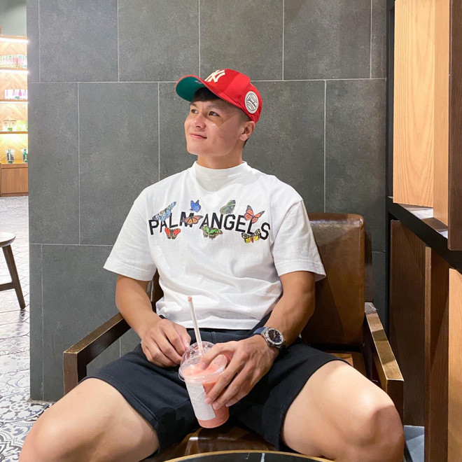 Có khá nhiều tên tuổi được nhắc đến khi bị hacker tung ra đoạn tin nhắn Quang Hải, ngoài Huyền My chàng tiền vệ có dành sự quan tâm đến một hot girl Nguyễn Thảo, cô gái này có nick name là Callmexxu với 108 ngàn followers trên Instagram