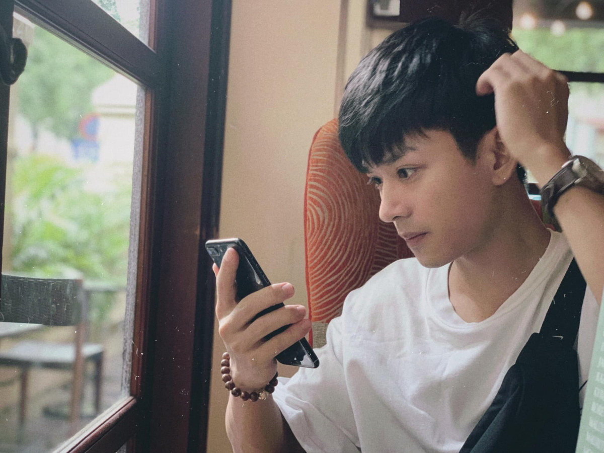 "Thầy giáo Ngạn" sở hữu khuôn mặt trẻ hơn rất nhiều so với tuổi thật. Facebook cá nhân của anh hiện có hơn 72 nghìn lượt theo dõi.