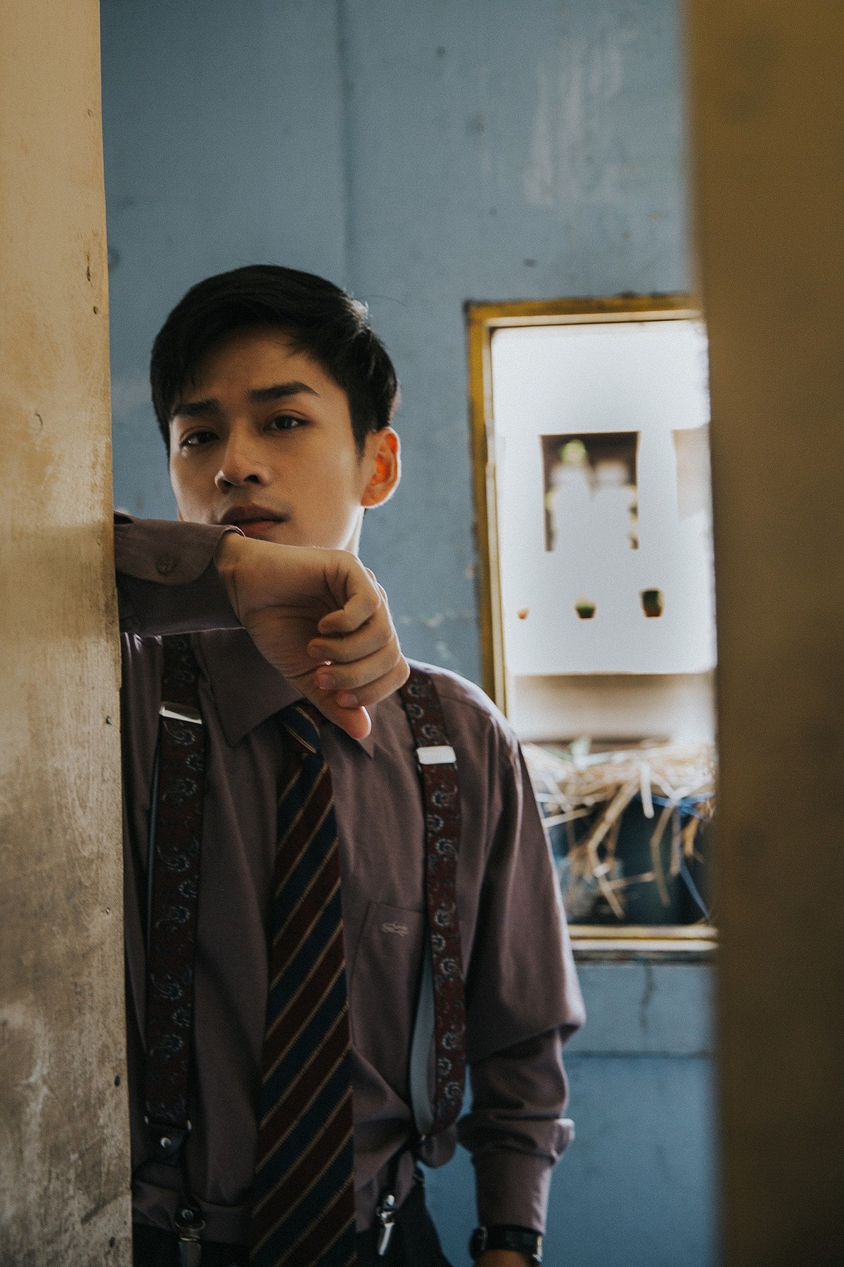 Sở hữu đôi mắt đẹp, mũi cao và gương mặt thư sinh, Trần Nghĩa khiến nhiều thiếu nữ ôm mộng khi vào vai Ngạn của "Mắt biếc". Thậm chí khán giả còn nhận định, mắt của nam chính mới đúng chuẩn mắt biếc vì quá đẹp và có chút đượm buồn chứ không phải Hà Lan.