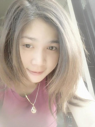 Ấn tượng với vẻ ngoài xinh xắn, sự đáng yêu trong bộ quân phục, cư dân mạng đã tò mò, tích cực tìm kiếm những thông tin cá nhân, hình ảnh đời thường của hotgirl trường cảnh sát này.