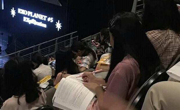 Trong lúc nhạc chưa có, ca sĩ chưa xuất hiện thì tranh thủ làm bài tập về nhà để trau dồi kiến thức.