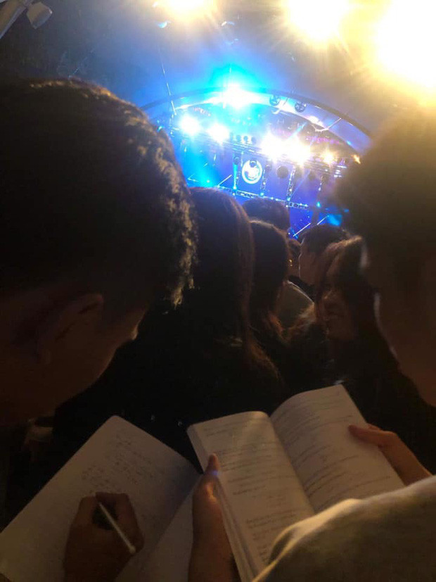 Vui chơi không quên nhiệm vụ, những hình ảnh mang sách vở đi countdown khiến cộng đồng mạng cười bò vì độ chịu chơi của học sinh. Trên sân khấu nhạc ầm ĩ, xong quanh "quẩy" nhiệt tình nhưng vẫn phải đứng học bài.