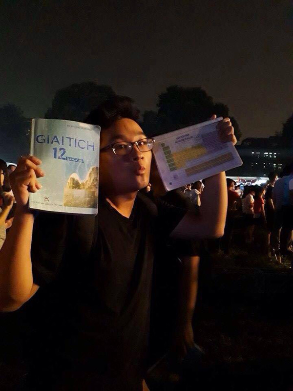 Khi còn vài tháng nữa là thi đại học nhưng bạn vẫn không muốn bỏ qua bất kỳ cuộc vui nào thì vừa chơi vừa học là sự lựa chọn quá hợp lý. Thời gian tại các lễ hội countdown quá dài ư? Chẳng sao cả vì bạn hoàn toàn có thể mang sách vở của nhiều môn đi để học.