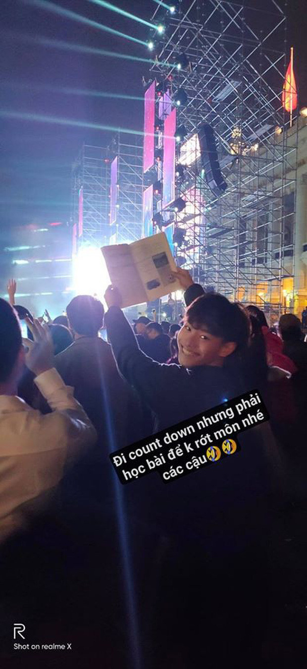 Thế nhưng, thường thời gian tết dương lịch lại trùng đúng vào đợt thi học kỳ I. Vậy vừa muốn đi countdown party, lại vừa phải học bài thì làm thế nào? Giải pháp duy nhất chính là mang cả sách theo, vừa "quẩy" vừa học.