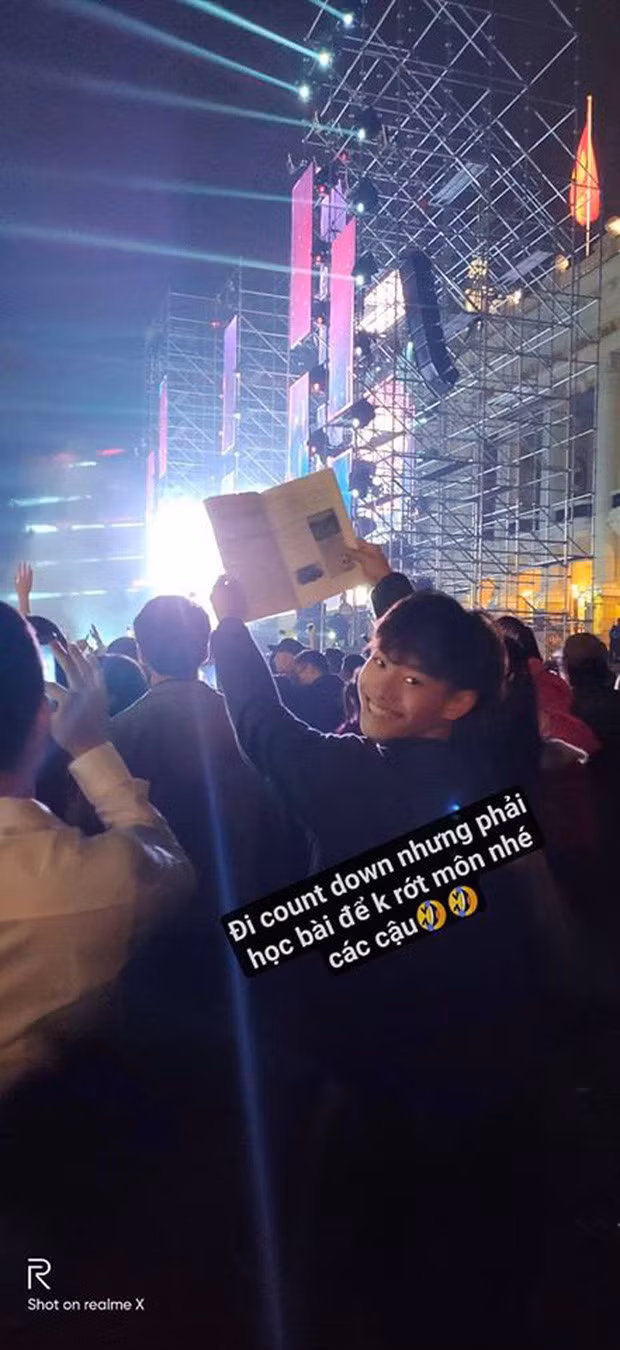 Thế nhưng, thường thời gian tết dương lịch lại trùng đúng vào đợt thi học kỳ I. Vậy vừa muốn đi countdown party, lại vừa phải học bài thì làm thế nào? Giải pháp duy nhất chính là mang cả sách theo, vừa "quẩy" vừa học.