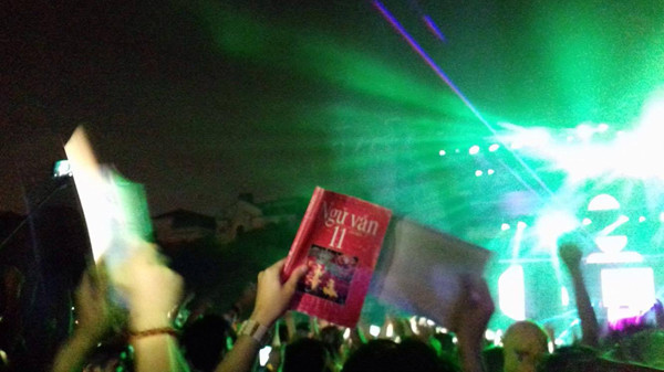 Ngữ văn là môn học gây ám ảnh cho biết bao thế hệ học sinh. Dưới nền nhạc sôi động, có lẽ học bài của môn học này sẽ bớt buồn ngủ hơn chăng?