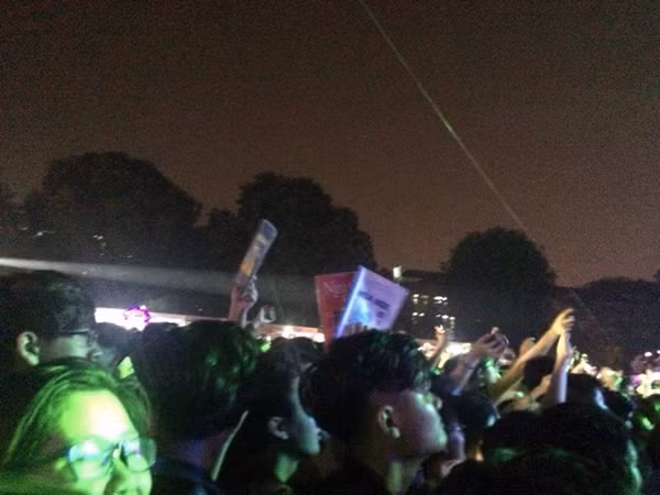 Do tết dương lịch, học sinh chỉ được nghỉ 1 ngày mà khoảnh khắc đếm ngược sang năm mới lại không thể bỏ lỡ nên nhiều bạn học sinh làm "một công đôi việc" luôn.