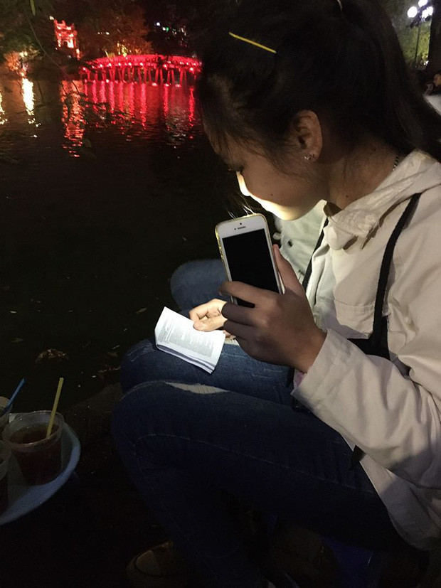 Tấm gương học sinh vượt khó chính là đây chứ đâu. Mang sách quá cồng kềnh thì mang theo "phao" rồi soi đèn pin điện thoại vào học giữa không gian vừa tối vừa ồn ào của lễ hội countdown.