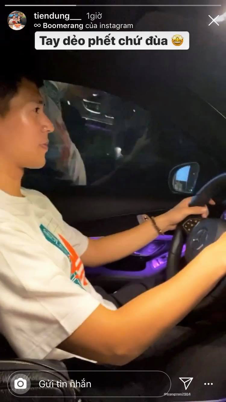 Trong ảnh, chàng trung vệ tỏ ra khá tự tin cầm lái xe Mercedes. Có vẻ như sau Quang Hải, Đình Trọng sẽ là nhân vật tiếp theo trong làng bóng đá gia nhập hội sở hữu xe sang như thế này.