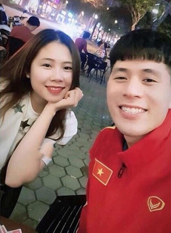 Cặp đôi lần đầu tiên công khai tình cảm vào dịp Valentine năm 2014 và đã ở bên nhau được 6 năm. Tháng 9/2014, Trang "Heo" cũng đã đổi trạng thái mối quan hệ trên mạng xã hội thành "Đã đính hôn" với chàng trung vệ điển trai.